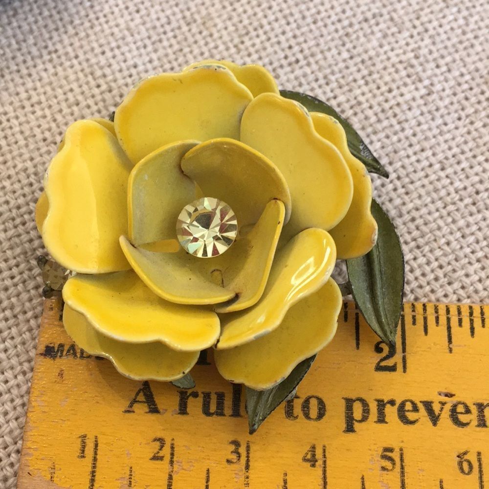 LISNER Vintage Yellow Enamel Rose with Rhinestones - Picture 9 of 12